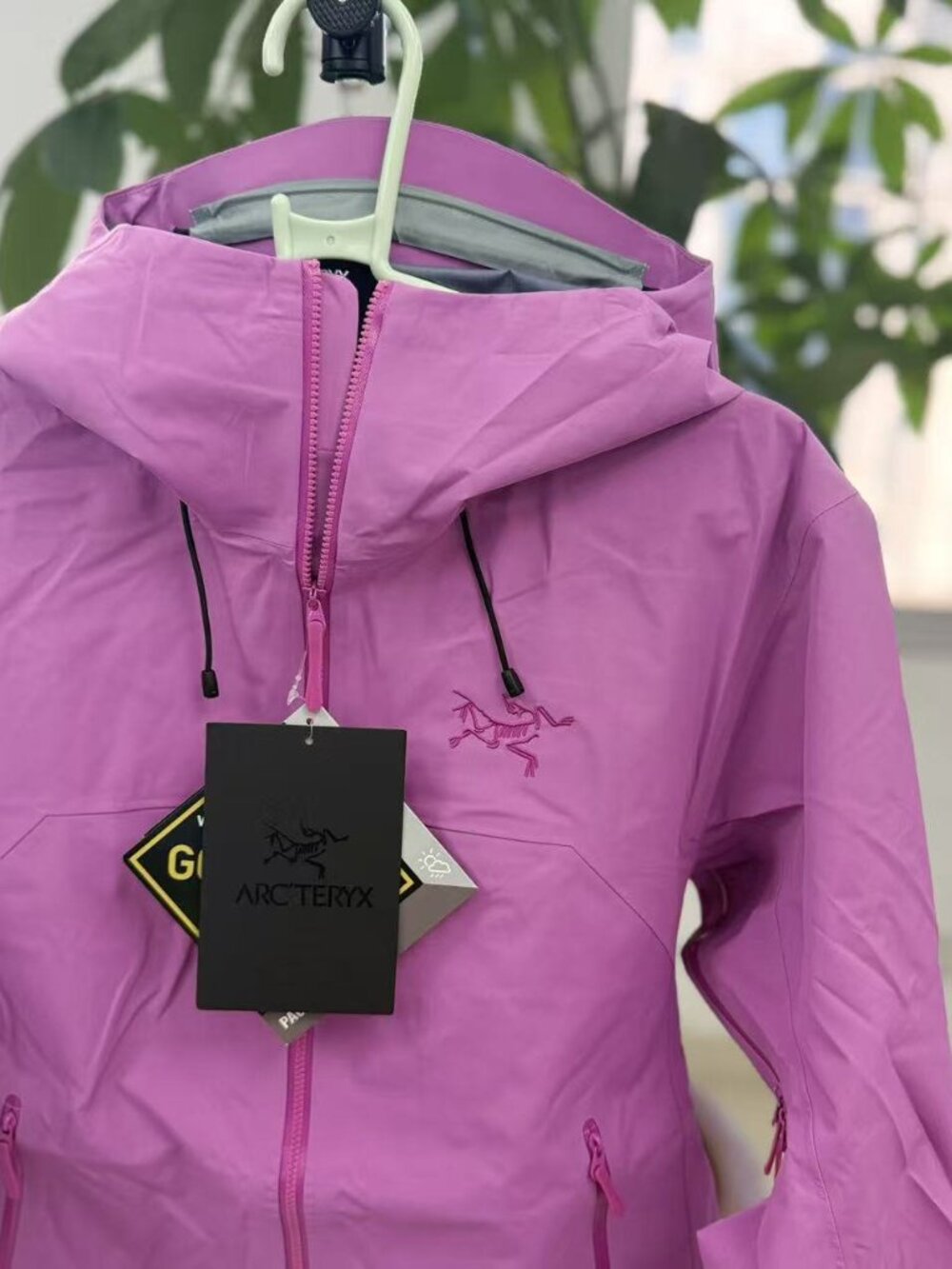 Arc'teryx Purple-Red GORE-TEX Waterproof and Windproof Hardshell Jacket – Size S - Picture 4 of 5